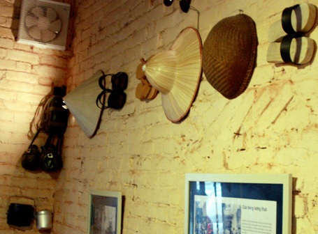 Vật dụng, hình ảnh thời bao cấp được treo khắp tường