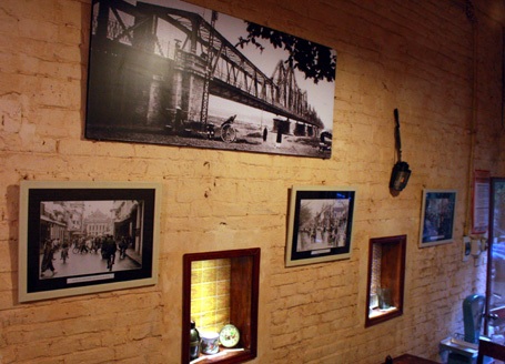 Vật dụng, hình ảnh thời bao cấp được treo khắp tường