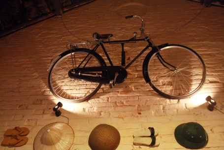 Xe đạp cheo leo trên tường