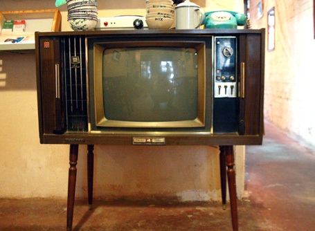 Ti vi đen trắng, gợi nhớ một thời cả làng, cả xóm cùng tụ tập xem chung một chiếc.