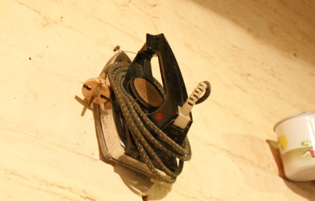 Chiếc bàn là, thời tem phiếu, chỉ những gia đình khá giả mới có