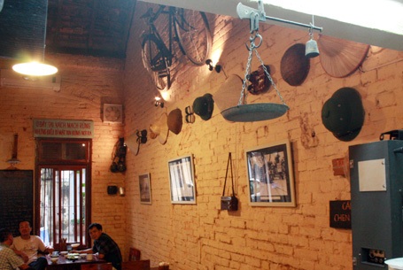 Cửa hàng nhỏ, nép mình trên phố Nam Tràng (Ba Đình, Hà Nội)