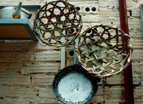 Hình ảnh khó tìm khi ngày nay dụng cụ nấu ăn đều bằng điện, bằng ga