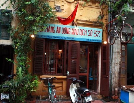 Cửa hàng nhỏ, nép mình trên phố Nam Tràng (Ba Đình, Hà Nội)