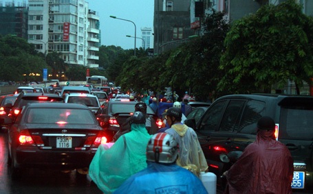 Mưa đúng vào giờ cao điểm khiến nhiều tuyến phố bị ùn tắc kéo dài