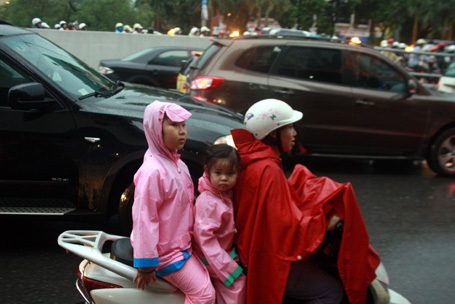 Người Hà Nội tá hỏa chạy bão