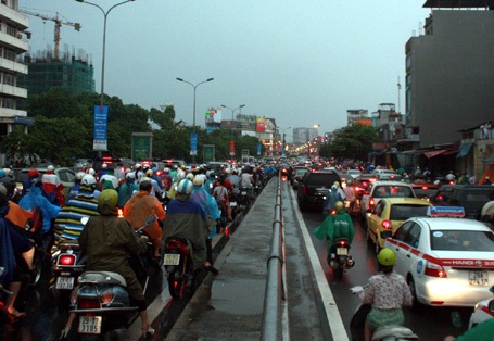 Hầm Kim Liên bị ùn tắc kéo dài