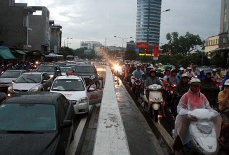 Người Hà Nội bị giam dưới mưa