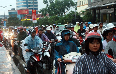 Người Hà Nội bị giam dưới mưa