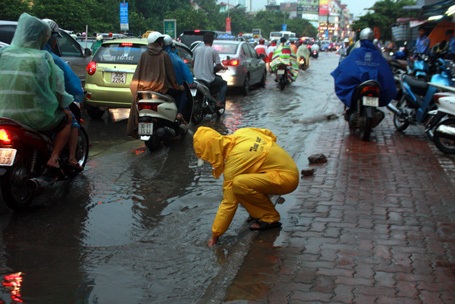 Công nhân Công ty Thoát nước gồng mình cứu đường phố Hà Nội khỏi ngập úng