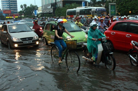 Nhiều tuyến phố nước ngập đến gối