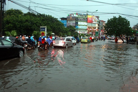 Nhiều tuyến phố nước ngập đến gối