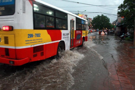 Nhiều tuyến phố nước ngập đến gối