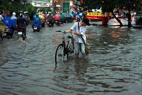 Nhiều tuyến phố nước ngập đến gối