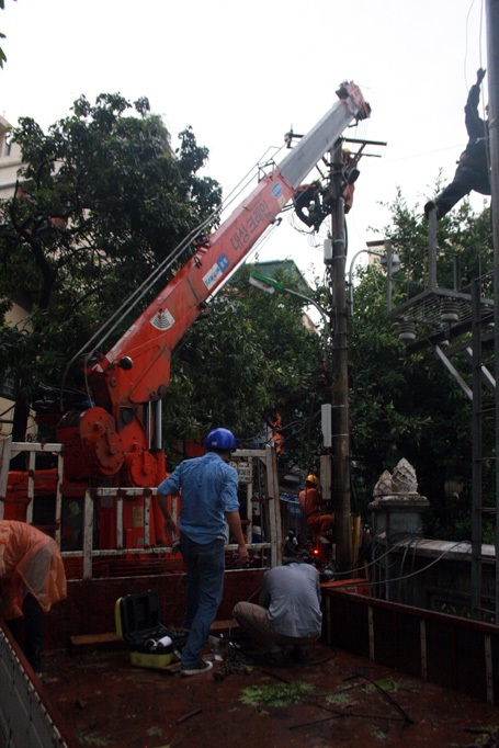 Cột điện cũng gió lớn làm lung lay