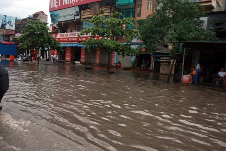 Nước mấp mé cửa nhà