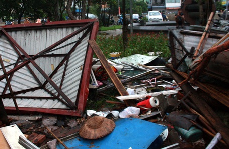 Nhà bị thổi tung khiến 2 người phải nhập viện