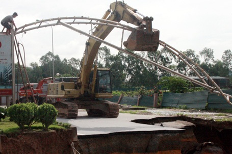 Cổng chào đổ xuống hố tử thần được tháo dỡ