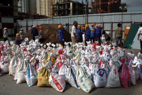 Những bao cát được đặt xuống hố tử thần