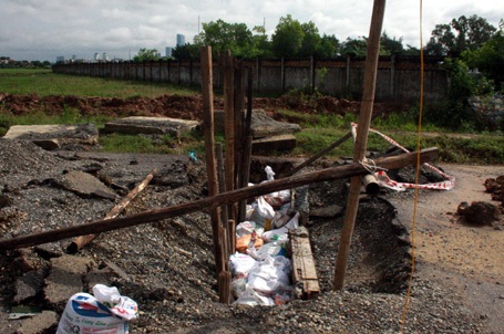 Cống thoát nước chảy về hố tử thần bị chặn lại