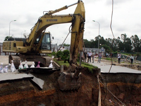 Máy xúc bóc lớp đất đá trên mặt đường