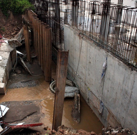 Vị trí đường tiếp giáp với công trình bên cạnh