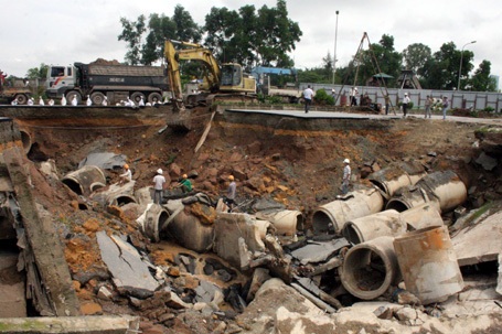 Ngay từ sáng sớm nay, máy móc được kéo đến hố tử thần để khắc phục sự cố