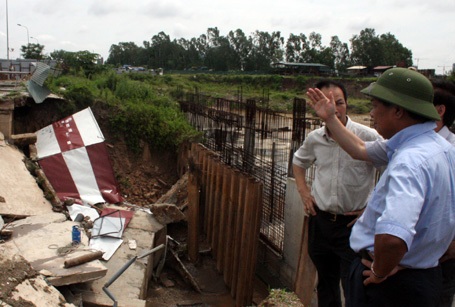 Giám đốc Sở GTVT Hà Nội Nguyễn Quốc Hùng chỉ đạo thi công khắc phục sự cố