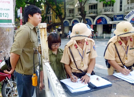 Công an Hà Nội xử lý hàng loạt học sinh đi xe máy - 4 Đợt ra quân này CSGT kiên quyết xử lý học sinh, sinh viên vi phạm luật giao thông