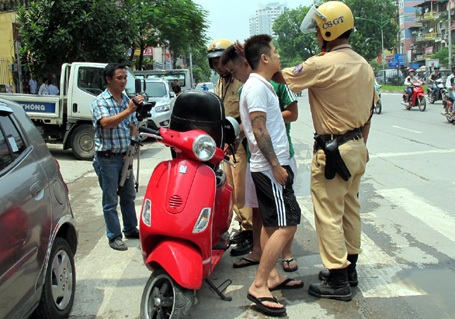 Công an Hà Nội xử lý hàng loạt học sinh đi xe máy - 9 Các lỗi phổ biến bị xử lý là không đội mũ bảo hiểm khi đi xe máy trên đường