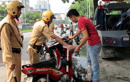 Công an Hà Nội xử lý hàng loạt học sinh đi xe máy - 10 Các lỗi phổ biến bị xử lý là không đội mũ bảo hiểm khi đi xe máy trên đường
