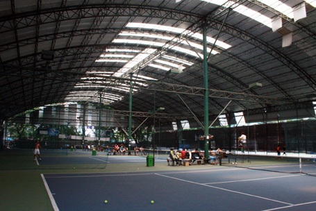 UBND thành phố cho biết sân bóng tenis làm mái che không đúng quy định