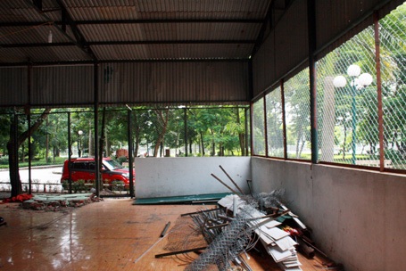 Công trình không đúng quy hoạch bên cạnh sân bóng tenis có mái che.