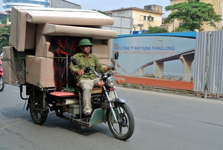 Xe ba bánh ngông nghênh trên phố - 3 Xe tải chắc cũng phải ngưỡng mộ khả năng chở hàng của xe ba bánh