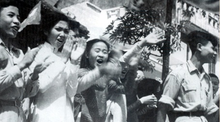 Hình ảnh khó quên khi đoàn quân giải phóng tiến về Hà Nội - 10 Nhân dân đón chào đoàn quân giải phóng Thủ đô
