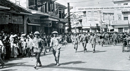 Hình ảnh khó quên khi đoàn quân giải phóng tiến về Hà Nội - 13 Đoàn bộ binh hành quân trên phố Hàng Gai