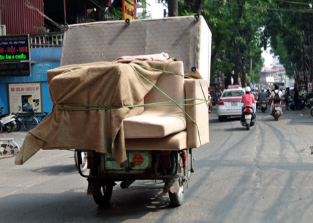 Xe ba bánh ngông nghênh trên phố - 4 Xe tải chắc cũng phải ngưỡng mộ khả năng chở hàng của xe ba bánh