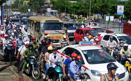 Ùn tắc giao thông trên tuyến đường vào trung tâm thành phố Hà Nội