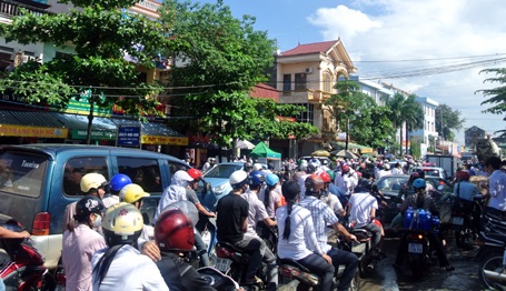 Người dân Hà Nội đã quá quen với cảnh ùn tắc kéo dài!