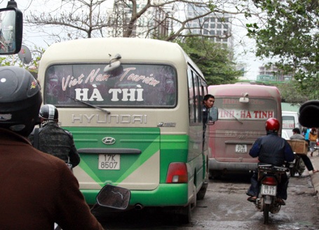 Hàng loạt “xe dù” dính lưới - 1 Lưu thông trên đường nhưng phụ xe vẫn thò đầu ra tìm khách