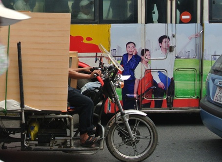 Kiểu lái xe không cần biết phía sau và hai bên có gì!