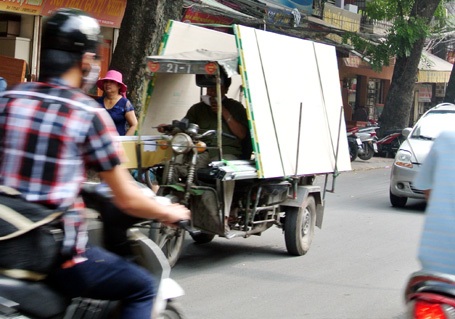 Đường đê La Thành đã hay ùn tắc nhưng lại còn là thánh địa của xe ba bánh
