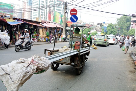 Liệu có đặc quyền nào cho xe ba bánh chở hàng cồng kềnh như thế này trên đường phố Hà Nội?