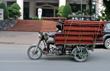 Đường đê La Thành đã hay ùn tắc nhưng lại còn là thánh địa của xe ba bánh