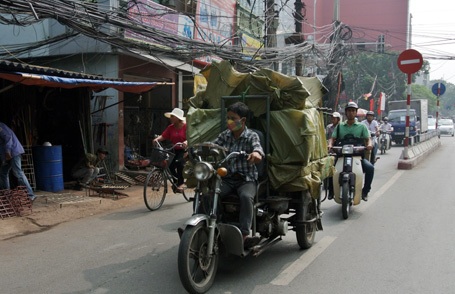 Đường đê La Thành đã hay ùn tắc nhưng lại còn là thánh địa của xe ba bánh