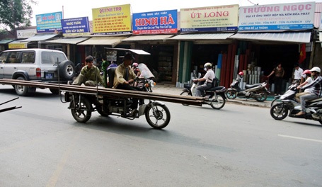 Đường đê La Thành đã hay ùn tắc nhưng lại còn là thánh địa của xe ba bánh