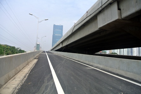 Hệ thống đường dẫn lên xuống cầu cũng tương xứng với cây cầu nghìn tỉ