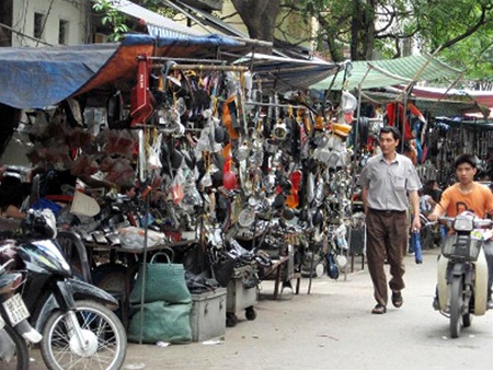 Hà Nội đồng ý di chuyển chợ “Trời” - 1 Chợ tạm già nhất Hà Nội này nằm dọc các tuyến đường, ảnh hưởng đến giao thông