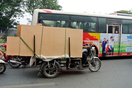 Hà Nội ra quân xử lý xe ba bánh "đội lốt" xe thương binh - 1 Xe ba bánh chở hàng cồng kềnh trên phố