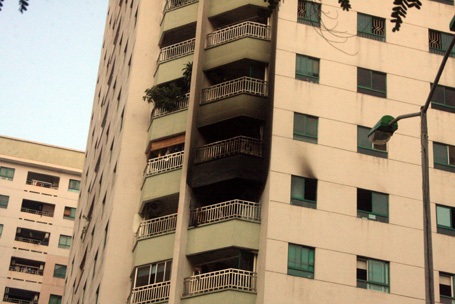 Đám cháy căn hộ trên tầng 7 tòa nhà khiến hàng trăm người hoảng loạn